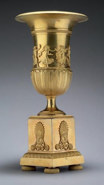 null Vase Médicis, en bronze ciselé et doré à l'or brillant. La panse est ornée d'une...