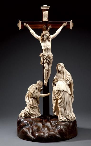 null Superbe christ en croix, Marie, Marie Madeleine et Jean Apôtre, en ivoire finement...