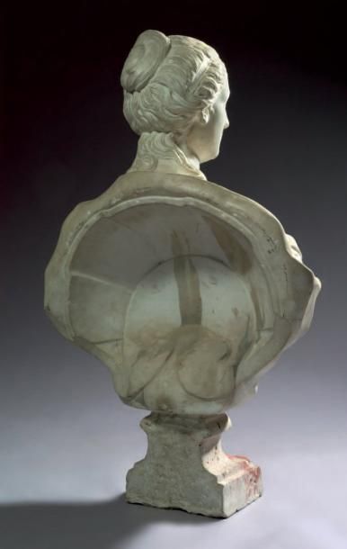 null Buste en marbre blanc finement sculpté, figurant une femme de trois quart face,...