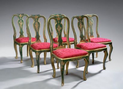 null Ensemble de six chaises à dossier bandeau, en bois sculpté et laqué vert et...