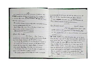GREEN Julien (1900-1998) 亲笔签名的曼努斯克里特，信使。重复的信件，1973年至1993年；4个四开的小笔记本（22 x 17厘米），大约350页书面材料。精装本装订。
作者通信的有趣见证。
朱利安-格林在学校的笔记本上用自己的笔迹誊写了500多封信件或信息，这些信件或信息是他从1970年代起给他的通信者的。20世纪70年代，作家被法兰西学院录取后，养成了保留他的一些信件的副本或草稿（有时签有他的姓名缩写）的习惯。这些笔记本包含了作家写给不同收信人的五百多条信息和/或信件的文本，有时是草稿，其中包括罗伯特-加里马德（Robert...