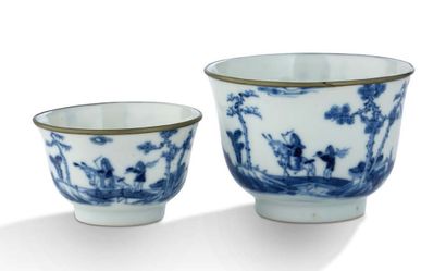 CHINE POUR LE VIETNAM — XIXe SIÈCLE Deux petites coupes en porcelaine bleu-blanc,...