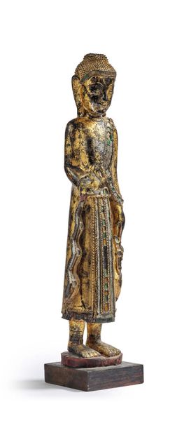 BIRMANIE — XVIIIe - XIXe SIÈCLE Statuette en bois laqué noir anciennement doré et...