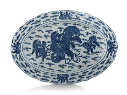 CHINE — PÉRIODE RÉPUBLIQUE (1912 - 1949) Important plat ovale en porcelaine bleu-blanc...