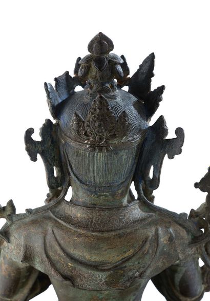 CHINE — DYNASTIE MING, XVe - XVIe SIÈCLE = Importante statue en bronze à patine brune...