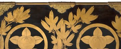 JAPON — PÉRIODE ÉDO (1600/1868), XIXe SIÈCLE 日本
江户时代（1600-1868年），十九世纪
少见的旅行箱（hasami-bako），黑底Maki-e金漆，上面绘有松树嫩枝从岩间长出，由八幅巨大的Ii家族（tachibana橘柑果也叶）纹饰装点。中央和边角的铰链采用镀金铜，由Ii家族纹饰参杂叶漩涡饰装饰。箱盖内部采用nashiji漆，箱子内部为黑漆。

备注
Ii家族与德川家族交好，是江户时代最强大的家族之一。作为忠于德川家族的回报，它获得了Omi省的Hikone城堡和领地。

尺寸：39.4...