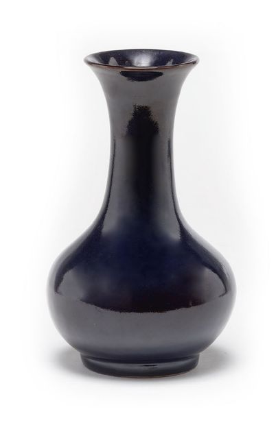 CHINE — DYNASTIE QING, XIXe SIÈCLE Vase en porcelaine à couverte monochrome aubergine,...