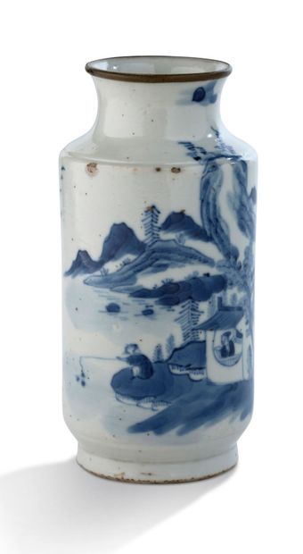 CHINE POUR LE VIETNAM — XIXe SIÈCLE Petit vase rouleau en porcelaine bleu-blanc,...