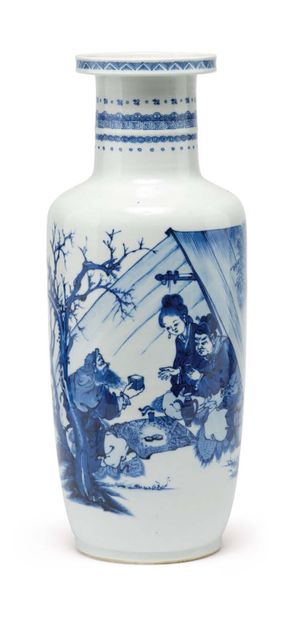 CHINE — XXe SIÈCLE Important vase rouleau en porcelaine bleu-blanc à décor d'une...