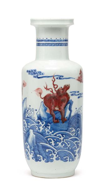 CHINE — DYNASTIE QING Important vase rouleau en porcelaine à décor en bleu et rouge...