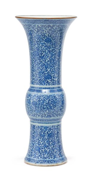 CHINE — PÉRIODE RÉPUBLIQUE (1912 - 1949) Important vase Gu en porcelaine bleu-blanc,...