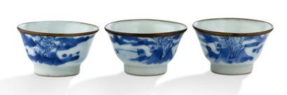 CHINE POUR LE VIETNAM — XIXe SIÈCLE Ensemble de trois petites coupes à thé en porcelaine...