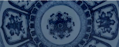CHINE — DYNASTIE QING = Baoyueping" blue-white porcelain flask, the circular body...