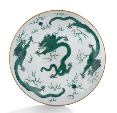 CHINE — DYNASTIE QING, XIXe SIÈCLE Plat en porcelaine et émaux verts sur couverte,...
