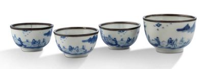 CHINE POUR LE VIETNAM — XIXe SIÈCLE Ensemble de quatre coupes à thé dont trois petites,...
