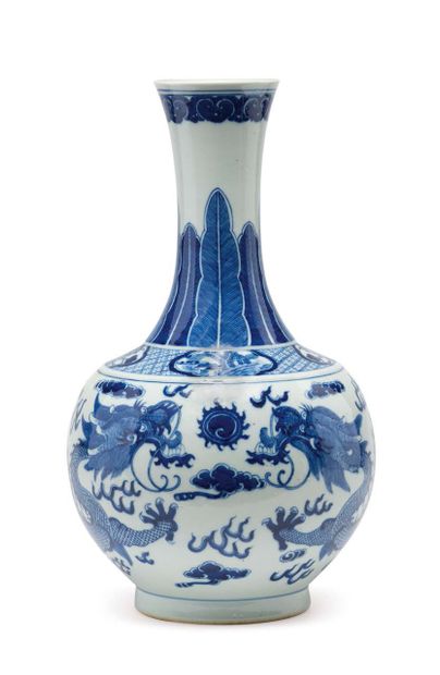 CHINE — PÉRIODE RÉPUBLIQUE (1912 - 1949) Vase en porcelaine bleu-blanc, la panse...