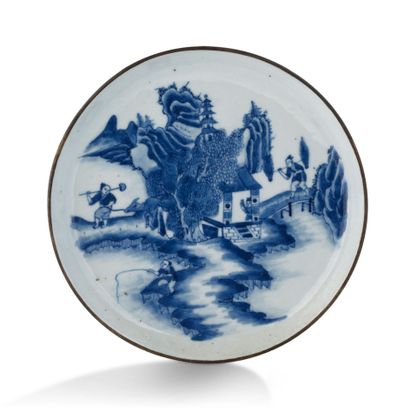 CHINE POUR LE VIETNAM — XVIIIe - XIXe SIÈCLE Plat en porcelaine bleu-blanc à décor...