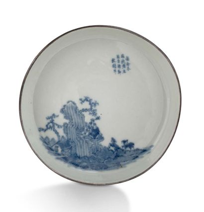 CHINE POUR LE VIETNAM — XIXe SIÈCLE Petit plat en porcelaine bleu-blanc à décor d'un...
