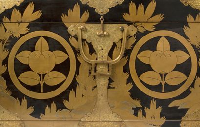 JAPON — PÉRIODE ÉDO (1600/1868), XIXe SIÈCLE 日本
江户时代（1600-1868年），十九世纪
少见的旅行箱（hasami-bako），黑底Maki-e金漆，上面绘有松树嫩枝从岩间长出，由八幅巨大的Ii家族（tachibana橘柑果也叶）纹饰装点。中央和边角的铰链采用镀金铜，由Ii家族纹饰参杂叶漩涡饰装饰。箱盖内部采用nashiji漆，箱子内部为黑漆。

备注
Ii家族与德川家族交好，是江户时代最强大的家族之一。作为忠于德川家族的回报，它获得了Omi省的Hikone城堡和领地。

尺寸：39.4...