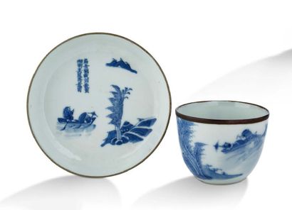 CHINE POUR LE VIETNAM — XIXe SIÈCLE Ensemble en porcelaine bleu-blanc comprenant...