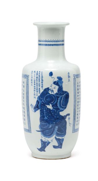 CHINE — PÉRIODE RÉPUBLIQUE (1912 - 1949) Important vase rouleau en porcelaine bleu-blanc...
