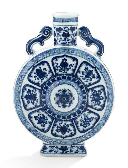 CHINE — DYNASTIE QING = Baoyueping" blue-white porcelain flask, the circular body...
