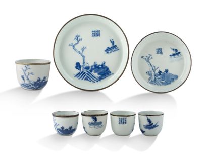 CHINE POUR LE VIETNAM — XIXe SIÈCLE Ensemble à thé en porcelaine bleu-blanc composé...