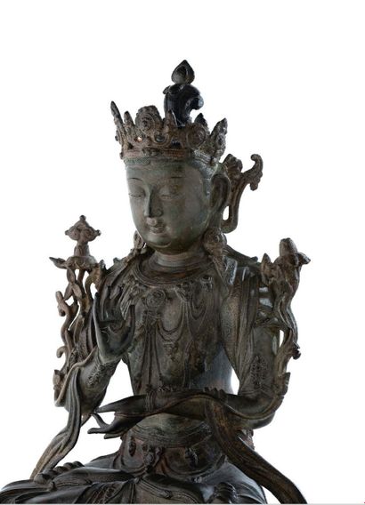 CHINE — DYNASTIE MING, XVe - XVIe SIÈCLE = Importante statue en bronze à patine brune...