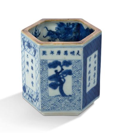 CHINE — DYNASTIE QING, XIXe SIÈCLE Porte-pinceaux hexagonal en porcelaine bleu-blanc,...