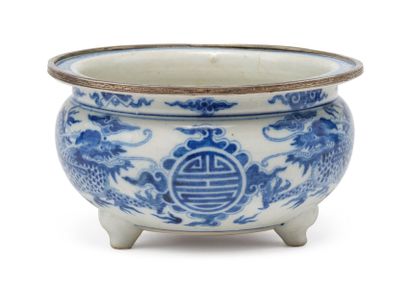 CHINE — DYNASTIE QING Important brûle-parfum tripode en porcelaine bleu-blanc, la...