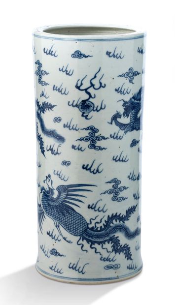 CHINE — FIN DE LA DYNASTIE QING Vase cylindrique en porcelaine bleu-blanc à décor...