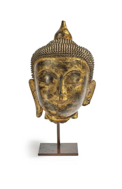 BIRMANIE — XIXe SIÈCLE Head of Buddha in black lacquered wood, formerly gilded, the...