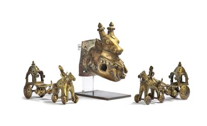 INDE — XIXe SIÈCLE Réunion de trois objets, dont un embout de char en bronze représentant...