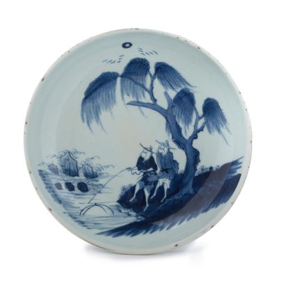 CHINE — DYNASTIE QING, XVIIIe SIÈCLE Plat en porcelaine bleu-blanc à décor de deux...