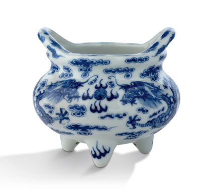 CHINE — XXe SIÈCLE Brûle-parfum tripode en porcelaine bleu-blanc, la panse de forme...