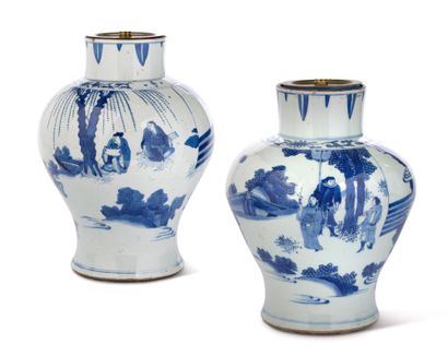 CHINE — PÉRIODE TRANSITION, MILIEU DU XVIIe SIÈCLE Deux vases balustres en porcelaine...