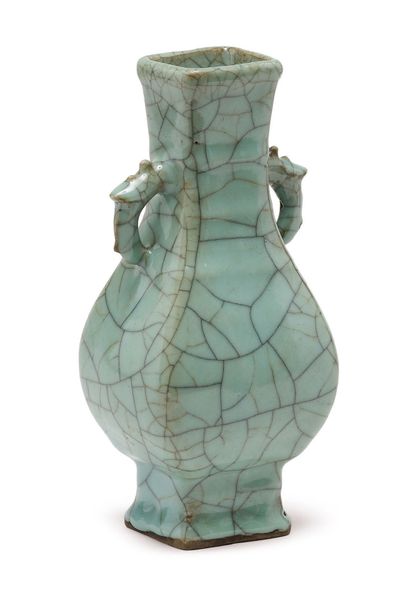CHINE — DYNASTIE QING Vase quadrangulaire en porcelaine à couverte craquelée de type...