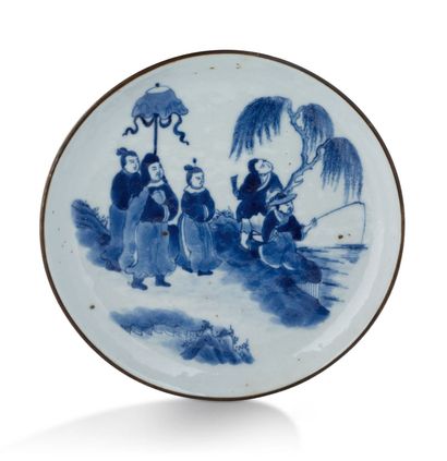 CHINE POUR LE VIETNAM — XVIIIe - XIXe SIÈCLE Un plat en porcelaine bleu-blanc à décor...