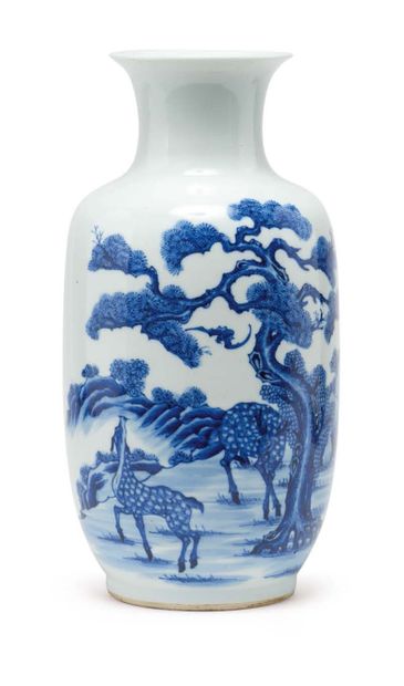 CHINE — PÉRIODE RÉPUBLIQUE (1912 - 1949) Important vase en porcelaine bleu-blanc...