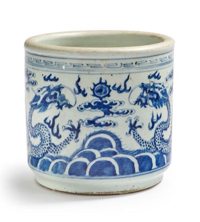 CHINE DU SUD — DYNASTIE QING, XXe SIÈCLE A blue-white porcelain cylindrical incense...