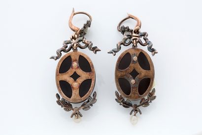 null Pair of earrings and pendant set
Onyx, fine pearls and rose-cut diamonds
Silver...