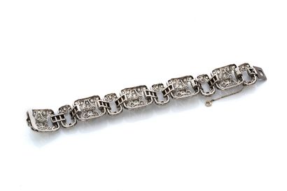 null BRACELET «ART DÉCO»
Diamants ronds, taille ancienne
Platine (950), or 18k (750)
Travail...