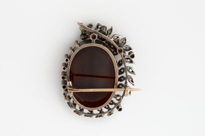 null BROCHE «CAMÉE»
Agate, diamants taille rose,
Or 18k (750), argent (<800)
Dim....