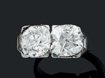 BAGUE «DIAMANTS»
Deux diamants taille ancienne
Platine...