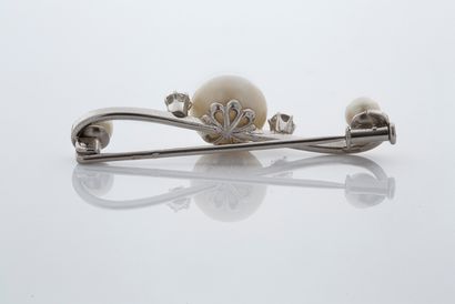 null BROOCH "FINE PEARL
Rounded fine pearl, cultured pearls, old cut diamonds
18k...