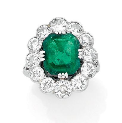 null EMERALD" RING
Rectangular emerald with cut sides, old cut diamonds
Platinum...