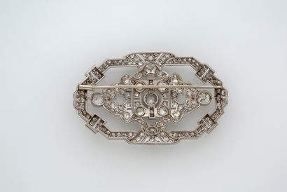 null ART DECO" BROOCH
Round, old cut diamonds
Platinum (850) and 18k gold (750)
Size:...
