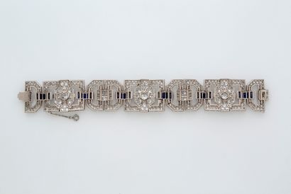 null ART DECO" BRACELET
Round old and eight-cut diamonds, calibrated sapphires
Platinum...