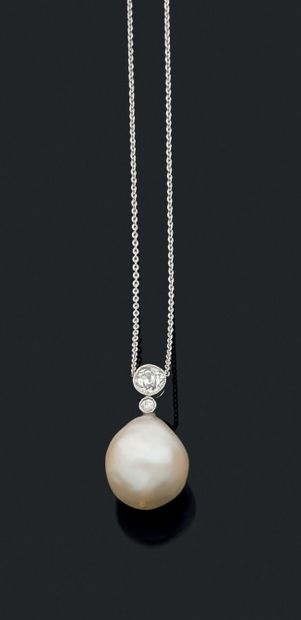 null COLLIER «PERLE FINE»
Perle fine en goutte, diamants taille ancienne
Platine...