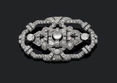 null ART DECO" BROOCH
Round, old cut diamonds
Platinum (850) and 18k gold (750)
Size:...